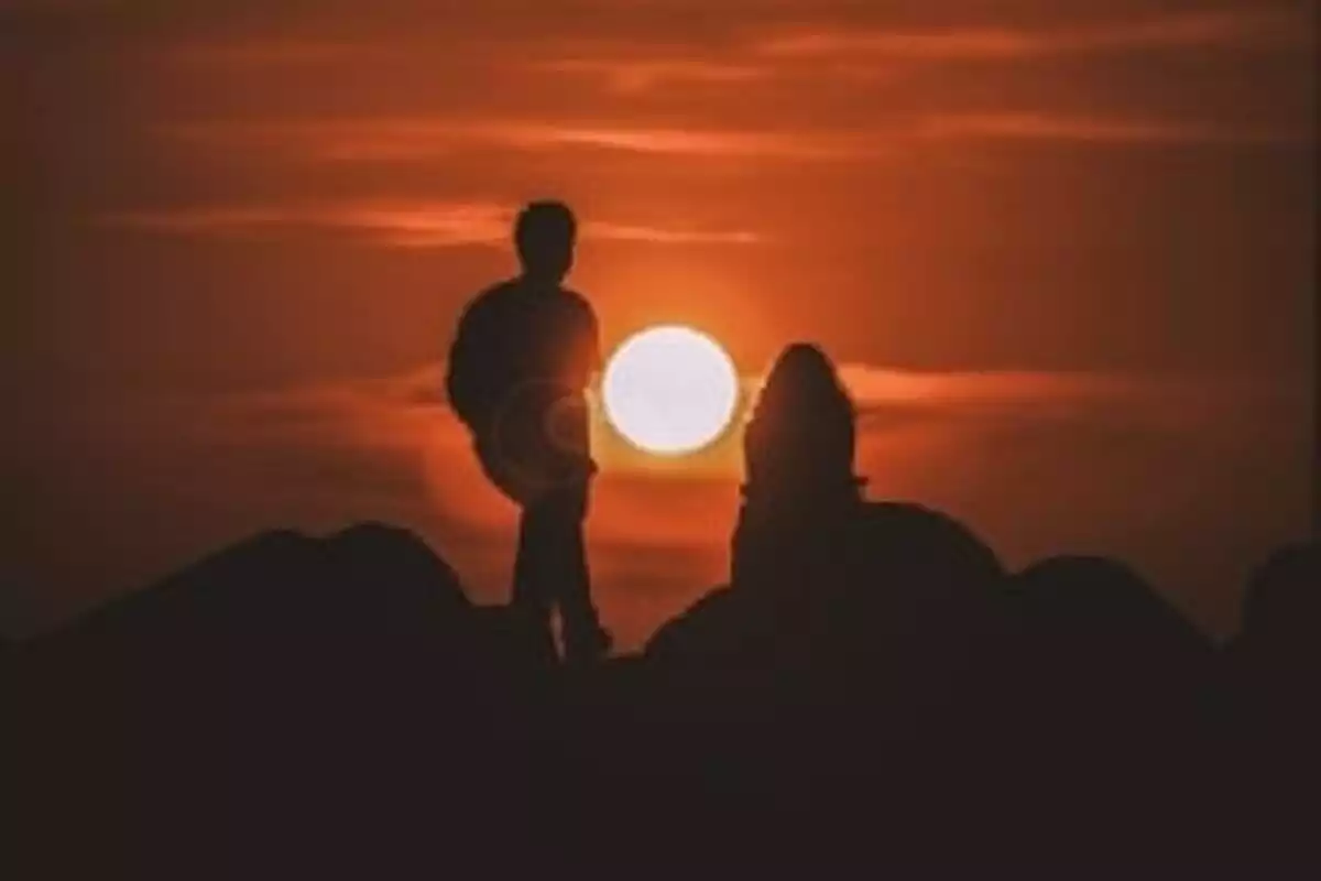 Représentation d'un coucher de soleil avec l'ombre d'un couple de dos