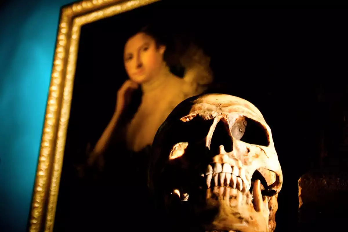 Crâne devant un tableau fantômes