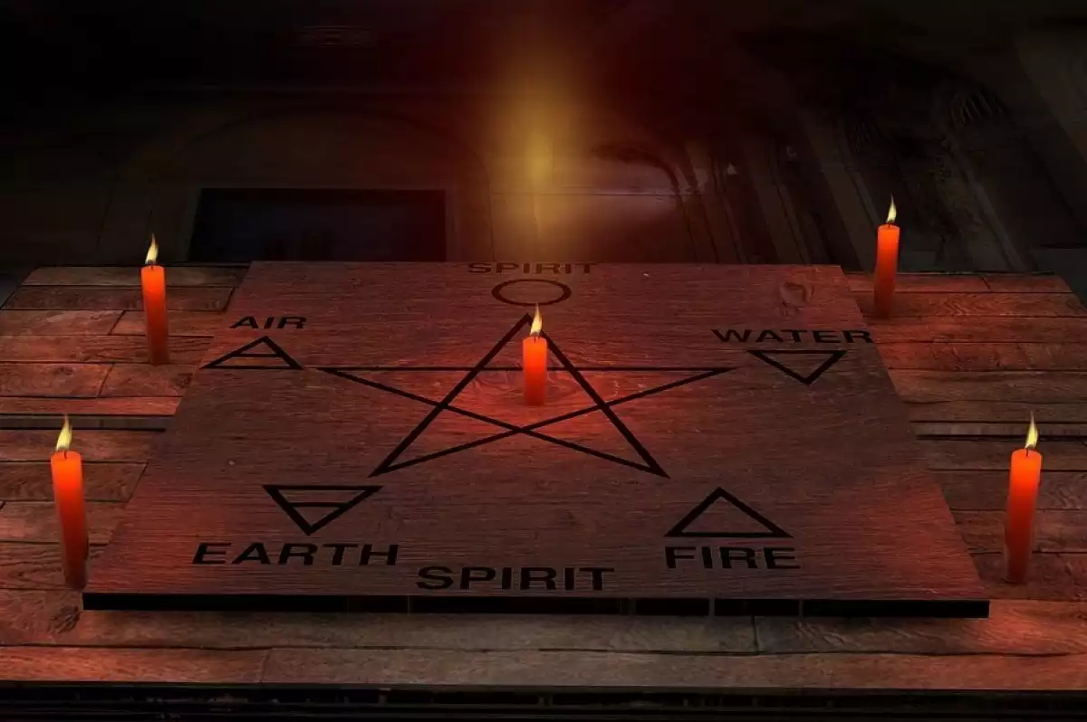Pentagramme de la magie Wicca lors d'une célébration avec des bougies