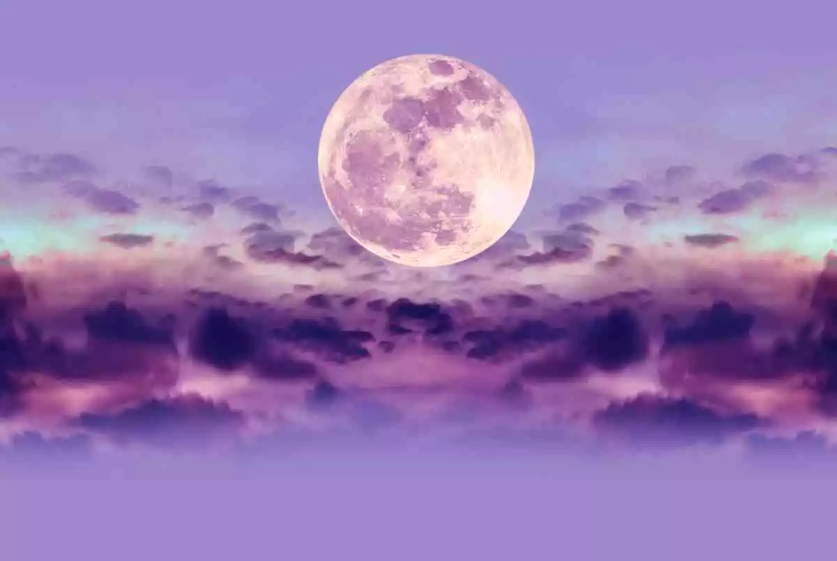 Pleine lune au centre avec un ciel rose