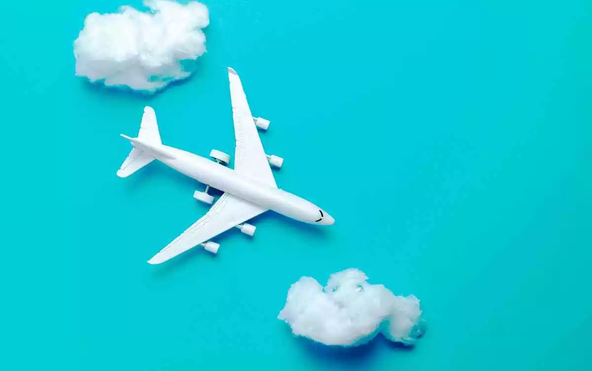Un avion et deux nuages