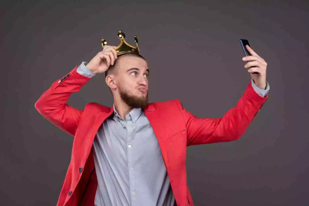 Garçon avec une couronne faisant un selfie