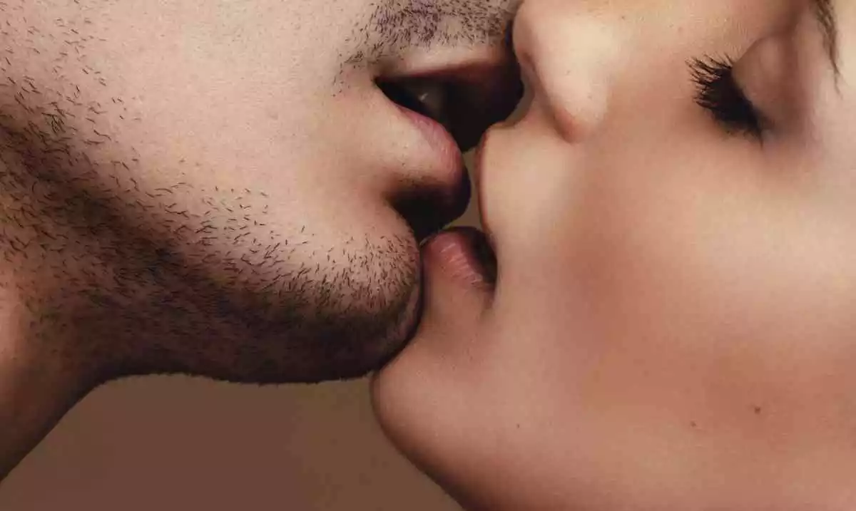 Un homme et une femme s'embrassent