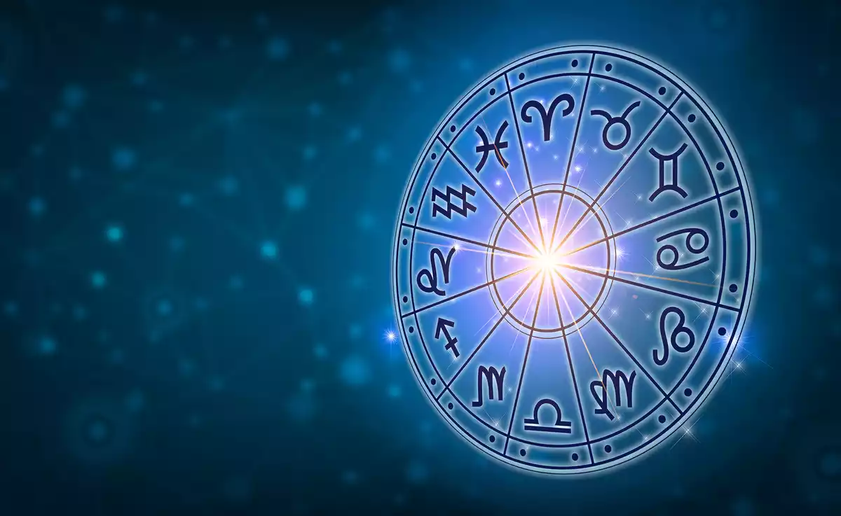 Les 12 signes du zodiaque dans un cercle semi-incliné sur un fond bleu de constellations