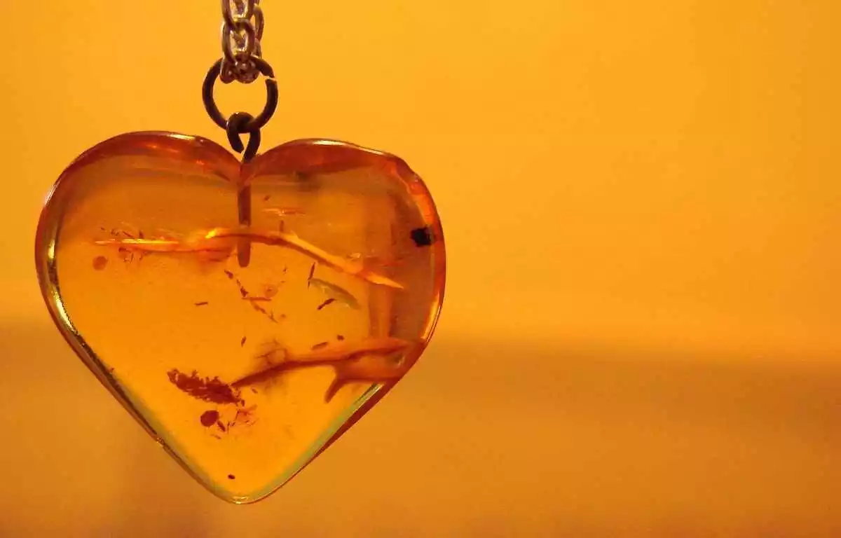 Photo d'un bijou en ambre en forme de cœur