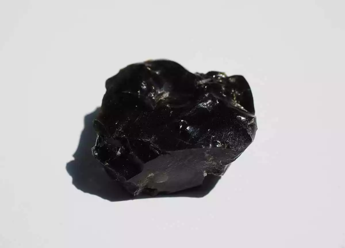 Photo d'une pierre obsidienne noire