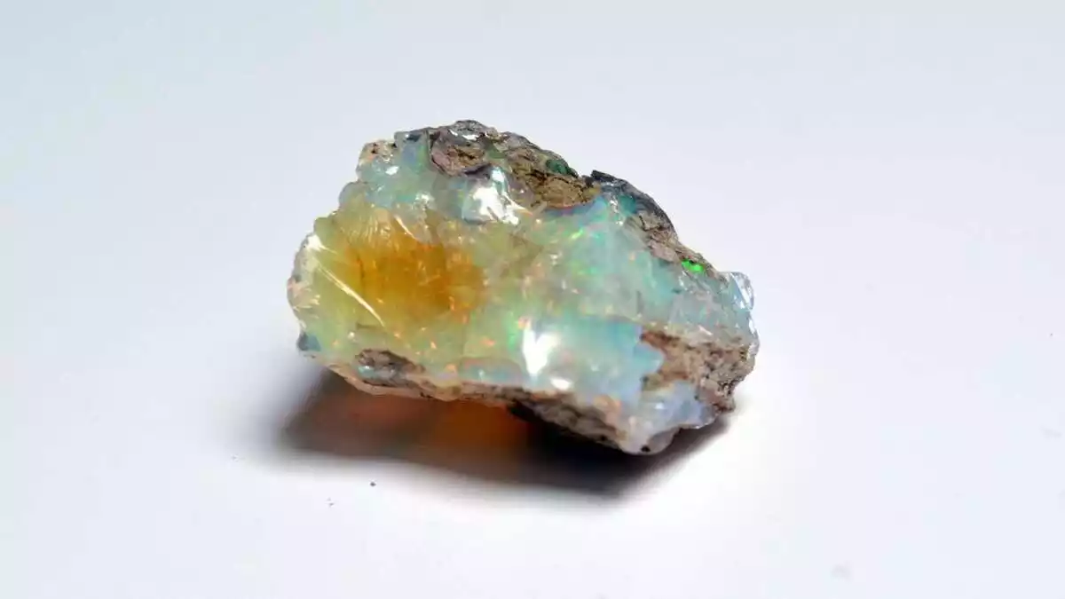 Photo d'une opale de toutes les couleurs