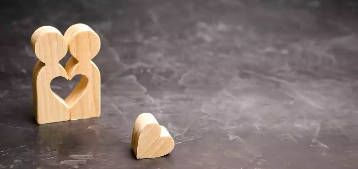 Une figure en bois d'un couple sans la pièce du coeur