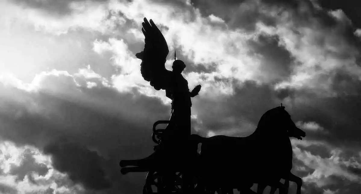 Photo en noir et blanc d'un char et d'un ange