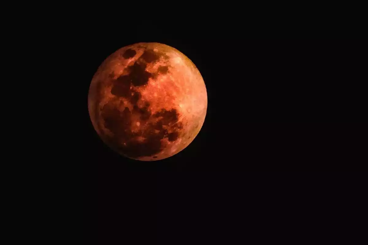 Photo d'une lune rouge sur fond noir