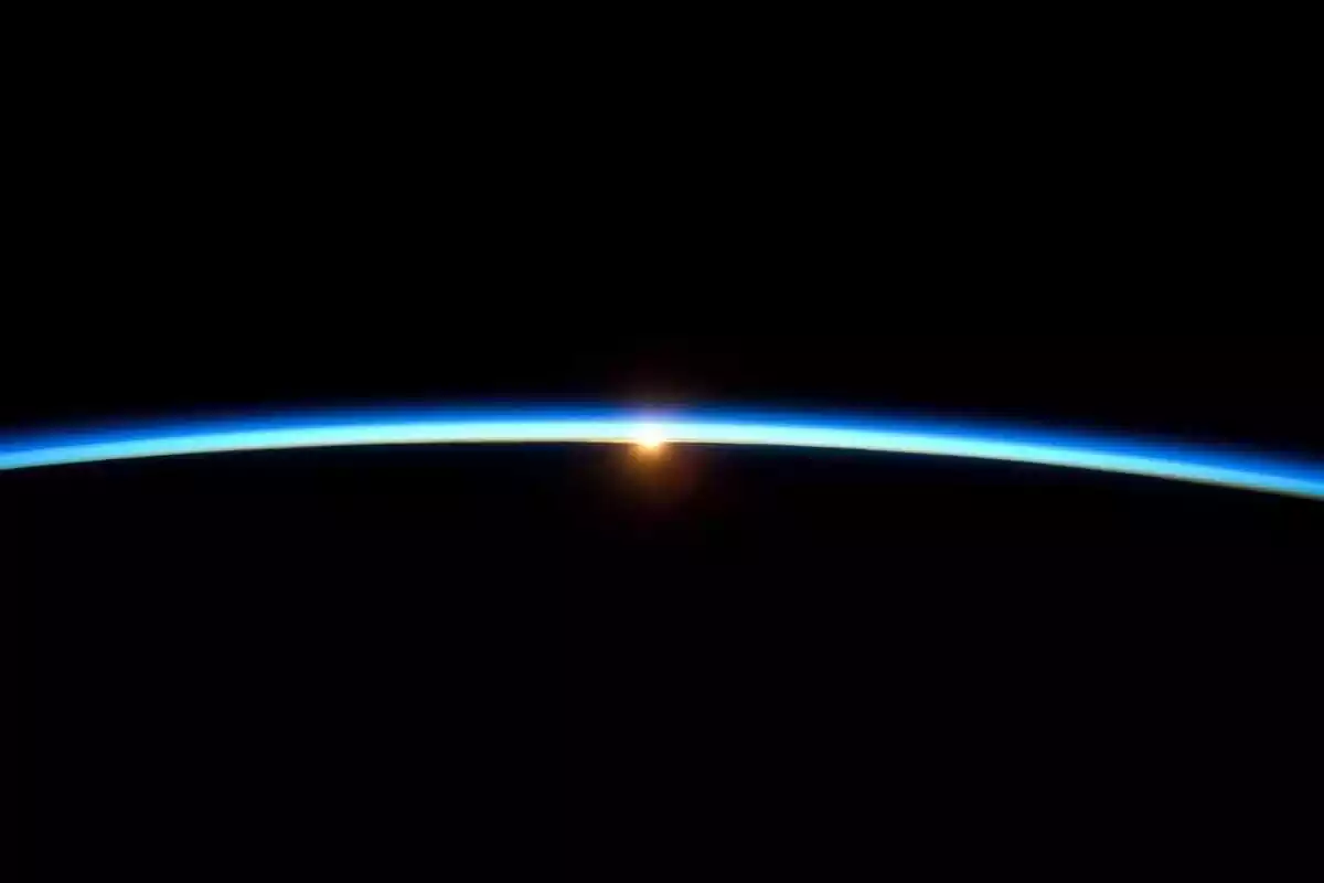 Vue du soleil sur l'horizon de la Terre