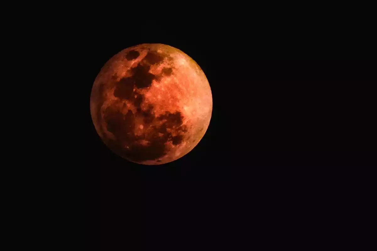 Imagen de una Luna Llena de Sangre de color rojizo