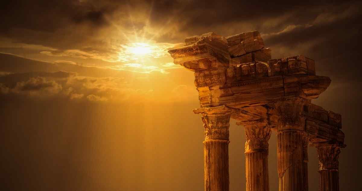 Une colonne grecque à laquelle le soleil donne